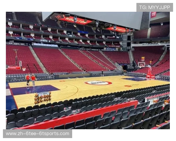 火箭队更换新地板情况及主场氛围展示